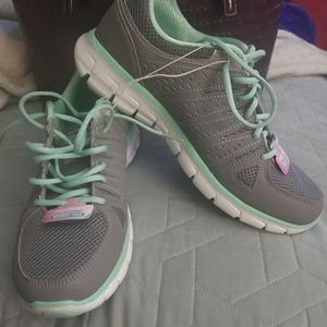 SKECHERS TENNIS SHOES